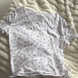 Hollister Women's Floral V-Neck Tee - White and Blue